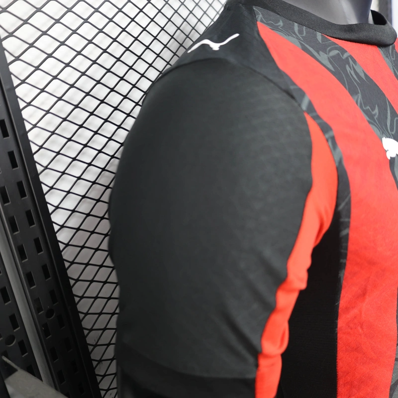 camisa-milan-home-i-1-rubro negra-emirates fly better-puma-25-26-neymar-messi-cr7-futebol 