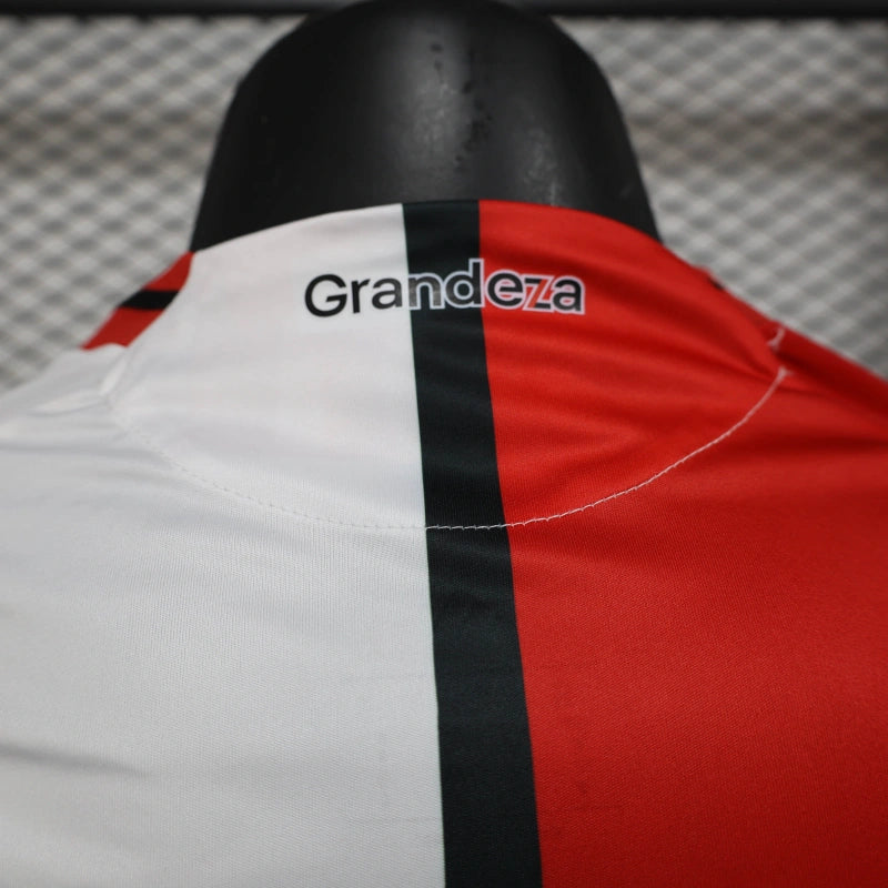 camisa-river plate-home-i-1-vermelha e branca-codere-adidas-25-26-neymar-messi-cr7-futebol 