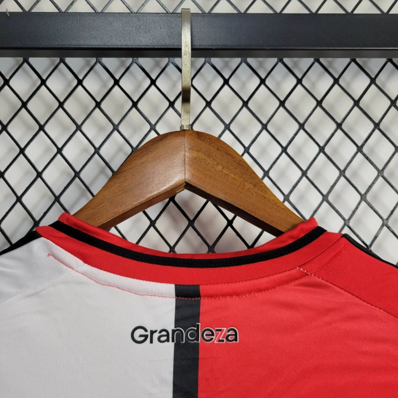camisa-river plate-home-i-1-vermelha e branca-codere-adidas-25-26-neymar-messi-cr7-futebol 